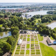 Den-Kongelige-køkkenhave-med-Gråsten-Slot-i-baggrunden