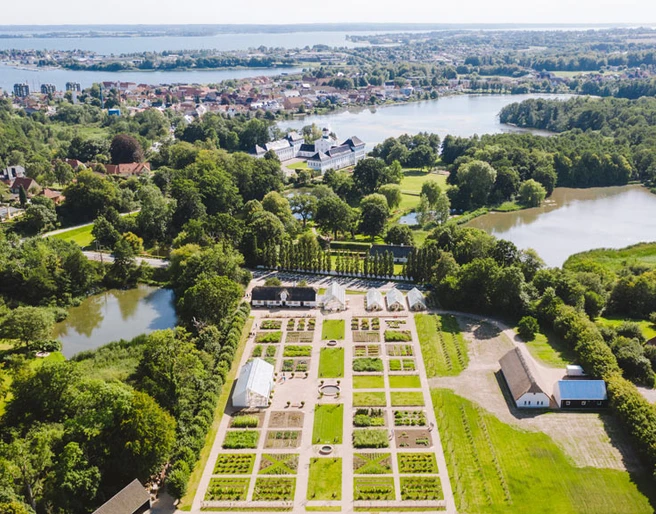 Den-Kongelige-køkkenhave-med-Gråsten-Slot-i-baggrunden