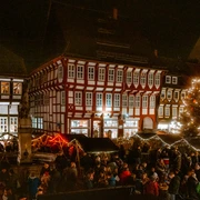 Weihnachtsmarkt auf dem Einbecker Marktplatz am Abend.