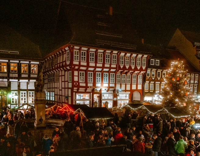 Einbecker Weihnachtsdorf  Weihnachtsmarkt auf dem Einbecker Marktplatz am Abend.