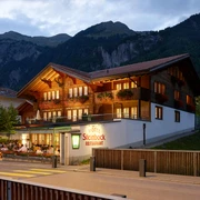 hotel-steinbock-brienz-aussenansicht-terrasse-gaeste.jpg