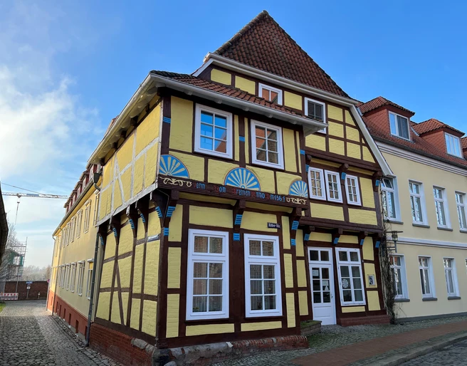 Bürgerhaus 1561 Fachwerkhaus mit gelber Fassade und blauen Akzenten, historisch und prägend für die Straße.