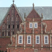 Dom Verden Backsteingotik mit verzierten Giebeln und fein detaillierten Steinfassaden prägt das Bild des Dom Verden.