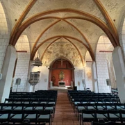 St. Johanniskirche Verden Sakraler Innenraum mit beeindruckenden Deckengewölben, Buntglasfenstern und kunstvollen Verzierungen.
