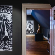 Ernst_Barlach_Museum_innen3 Innenraum des Ernst Barlach Museums mit Kunstwerken an den Wänden