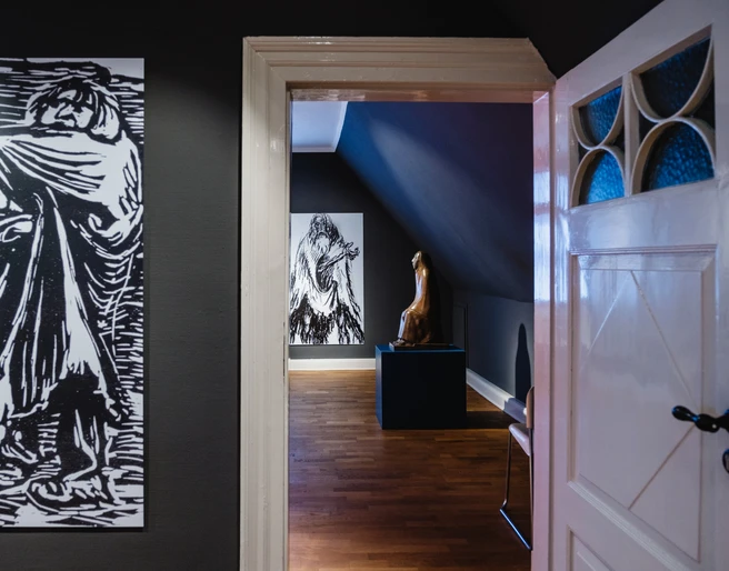 Ernst_Barlach_Museum_innen3 Innenraum des Ernst Barlach Museums mit Kunstwerken an den Wänden