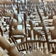 Stadtmodell im Rathaus Detailliertes Holzschnittmodell einer Stadtlandschaft mit Gebäudestrukturen und Straßenanordnung.