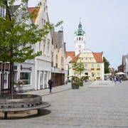 Rathausvorplatz Verden Fußgängerzone in Verden mit historischen Gebäuden und dem markanten Rathaus im Hintergrund.