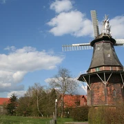 Fehsenfeldsche Mühle Martfeld Fehsenfeldsche Mühle Martfeld: Historische Holländerwindmühle, flankiert von Kirche und Natur.