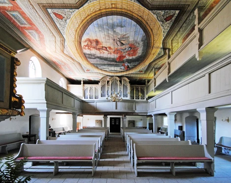 Eule-Orgel Stadtkirche Trebsen Zu sehen ist der Innenraum der Stadtkrche in Trebsen mit deren Empore, Sitzgelegenheit und die Eule-Orgel sowie malerische Verzierungen an der Decke