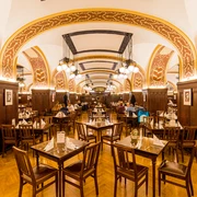 Der Große Keller in Auerbachs Keller - Gastronomien in Leipzig Der stimmungsvoll beleuchtete Große Keller des Auerbachs Kellers lädt mit seinem rustikalen Charme zum Genießen von klassischen sächsischen Köstlichkeiten ein, Kulinarik, Genuss, Restaurant The Große Keller in Auerbachs Keller Restaurant welcomes visitors with its atmospheric lighting and rustic charm, inviting them to come and enjoy some classic Saxon delicacies, cuisine, enjoyment, restaurantLa Großer Keller de l'Auerbachs Keller, sous un agréable éclairage d’ambiance, invite avec son charme rustique à savourer des délices saxons traditionnels, art culinaire, plaisir, restaurantNastrojowo oświetlona Wielka Piwnica będąca częścią Auerbachs Keller zachęca swoim rustykalnym urokiem do skosztowania klasycznych saksońskich specjałów, kulinaria, kosztowanie, restauracjaÚtulně osvětlený Velký sklep v Auerbachově sklepě zve svým rustikálním šarmem k pochutnání na klasických saských dobrotách, kuchařské umění, požitek, restaurace