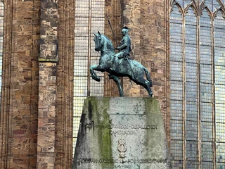 Ulanendenkmal Verden Reiterstatue auf Sockel vor historischem Gebäude, ehrt Gefallene des Ulanenregiments in Verden.