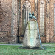 Ulanendenkmal Verden Das Ulanendenkmal Verden zeigt eine Reiterstatue aus Bronze vor der historischen Kirche in Verden.