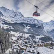luftseilbahn-wengen-maennlichen-winter-gondel-unterwegs-dorf-wengen.jpg