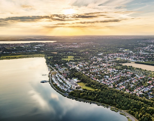 Seepromenade am Markkleeberger See - Leipziger Neuseenland Blick aus der Luft auf das Ufer des Markkleeberger Sees, Leipziger Neuseenland, Wasser