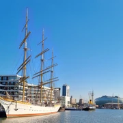 Havenwelten (c) Tanja Tiedemann_Erlebnis Bremerhaven_Ausschnitt.jpg Segelschiff liegt im Neuen Hafen. Im Hintergrund das Klimahaus