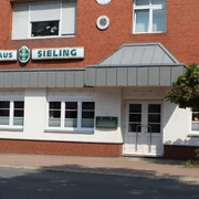 Das Hotel Sieling präsentiert eine schlichte Backsteinfassade mit typischen Fensterreihen.