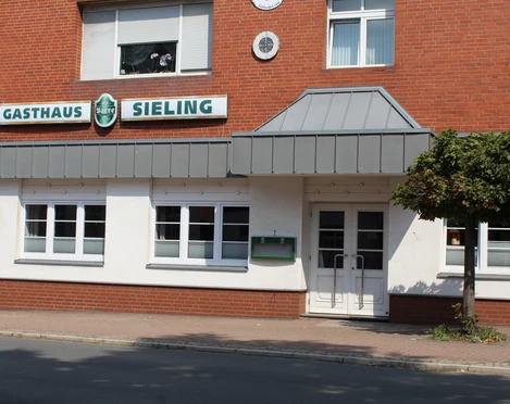 Hotel Sieling  Das Hotel Sieling präsentiert eine schlichte Backsteinfassade mit typischen Fensterreihen.