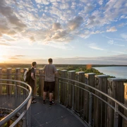 Ausblick von der Bistumshöhe am Cospudener See - Leipziger Neuseenland Blick von der Bistumshöhe am Cospudener See und Gäste, die auf dem Turm die Aussicht auf das Leipziger Neuseenland genießen, Region, Wasser, FamilienausflugPohled z Bistumshöhe na jezero Cospudener See s hostmi, kteří si užívají výhled z věže na lipskou jezerní krajinu Neuseenland, region, voda, rodinný výletView from the Bistumshöhe observation tower at Lake Cospuden with guests enjoying looking out across the Leipzig New Lake District, region, water, family outingVue de la colline de Bistumshöhe au bord du lac de Cospuden et visiteurs profitant de la vue sur le Leipziger Neuseenland (région des nouveaux lacs) du haut de la tour, région, eau, excursion en familleWidok z wieży Bistumshöhe nad jeziorem Cospuden oraz zwiedzający, którzy podziwiają panoramę Nowego Pojezierza Lipskiego, region, woda, rodzinna wycieczka