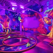 Blacklight_District_foto_ccbysa_foto©adventure-district.jpeg Im Blacklight District in Bispingen leuchten Planeten und futuristische Designs in Neonfarben an der Wand. Eine intergalaktische Atmosphäre lädt dazu ein, kreativ zu werden.