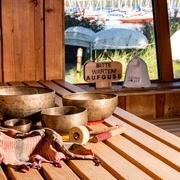 Aufguss Sauna im See - Wellness in Leipzig und Region In der Sauna der Sauna im See wird der nächste Aufguss vorbereitet