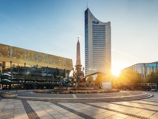 Sonnenuntergang am Augustusplatz - Sehenswürdigkeiten in Leipzig Blick auf das Gewandhaus zu Leipzig, den Mendebrunnen und das City-Hochhaus auf dem Augustusplatz während des Sonnenuntergangs, Sehenswürdigkeiten, Musik, Kultur