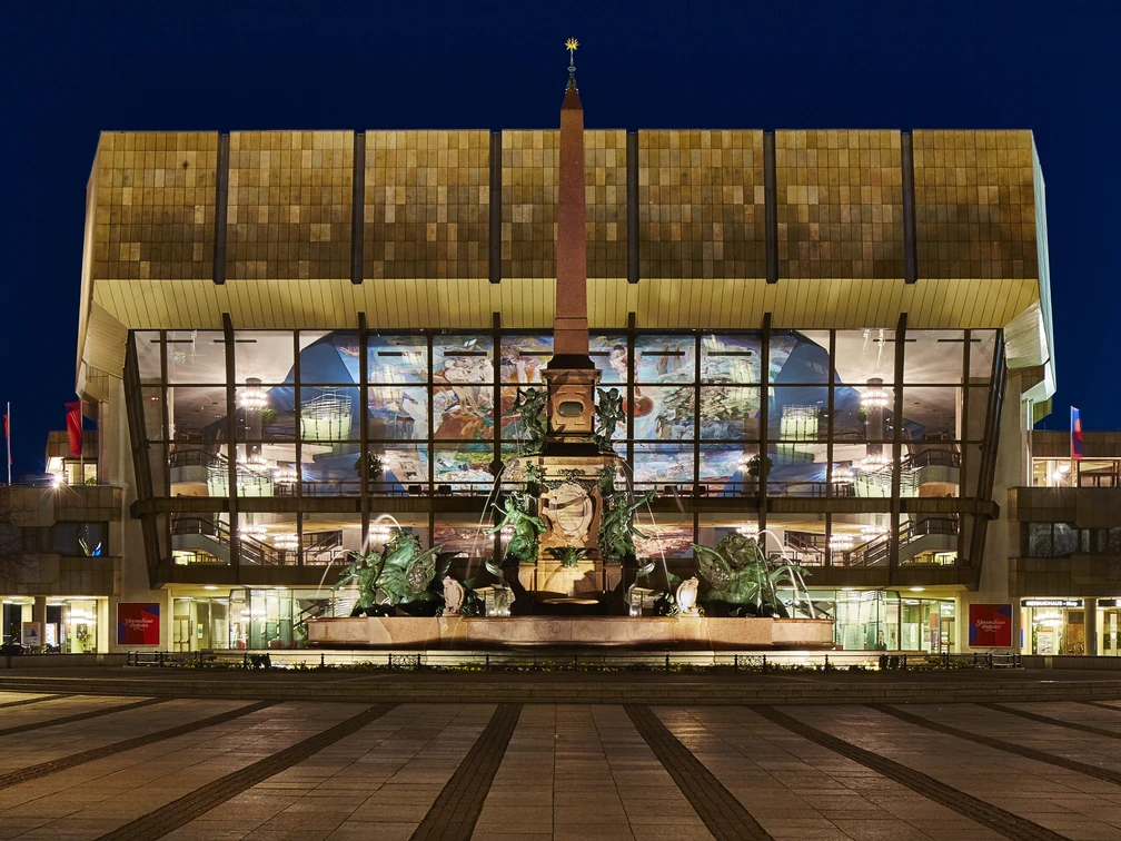 Gewandhaus zu Leipzig bei Nacht - Musikstadt Leipzig Blick auf das Gewandhaus zu Leipzig bei Nacht mit dem Mendebrunnen im Vordergrund, Musikstadt, Sehenswürdigkeiten, Kultur