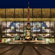 Gewandhaus zu Leipzig bei Nacht - Musikstadt Leipzig Blick auf das Gewandhaus zu Leipzig bei Nacht mit dem Mendebrunnen im Vordergrund, Musikstadt, Sehenswürdigkeiten, Kultur