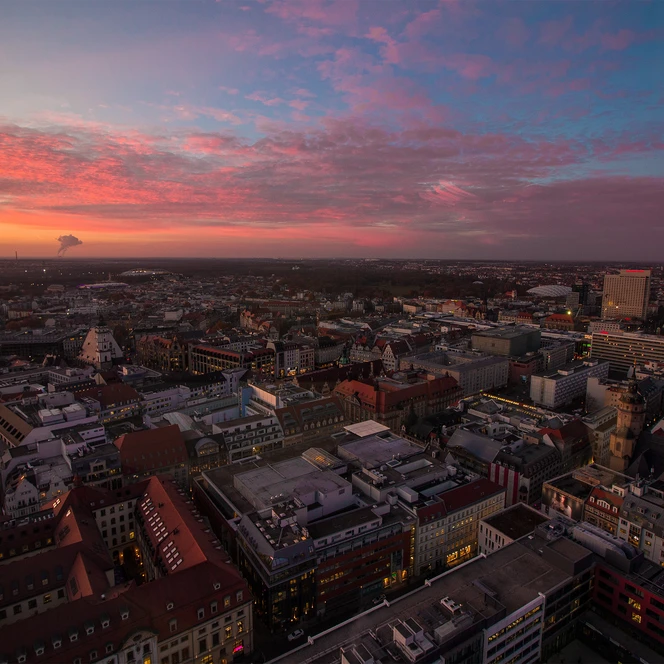 Skyline von Leipzig bei Sonnenuntergang - Aussichtspunkt in Leipzig
