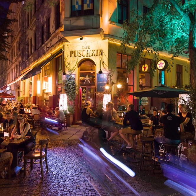 Café Puschkin am Sommerabend - Gastronomie in Leipzig