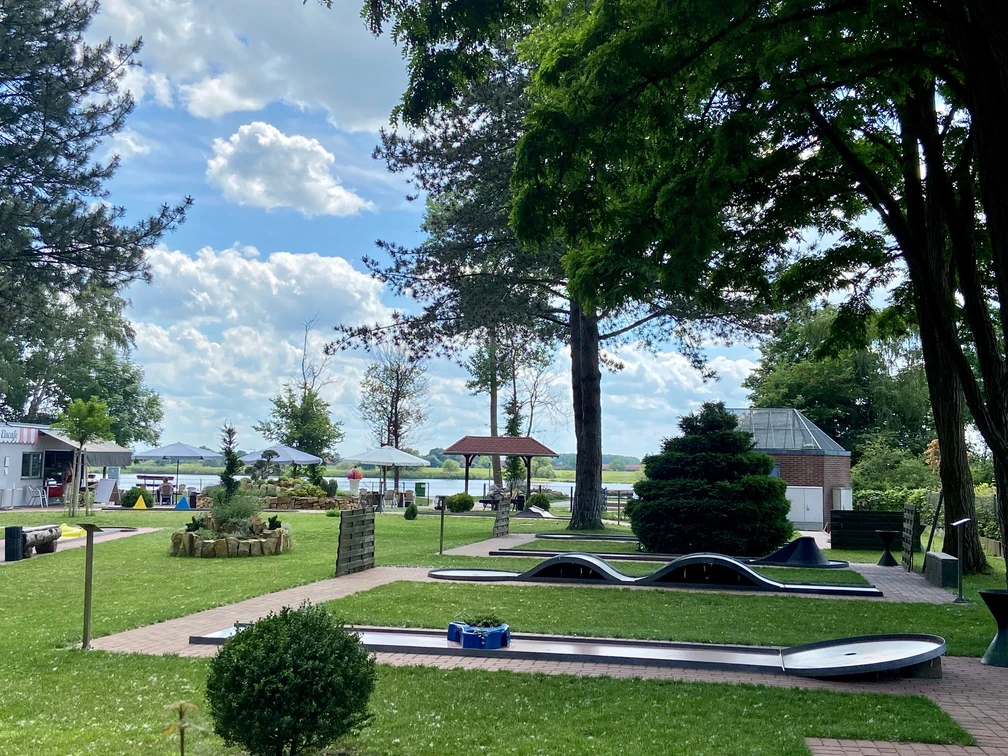 Minigolf spielen mit Elbblick