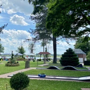 Minigolf spielen mit Elbblick