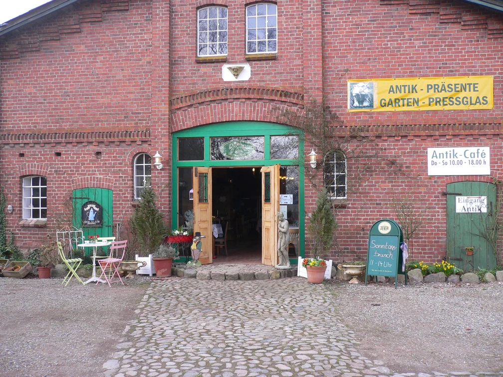 Antik Cafe bric-a-brac.JPG