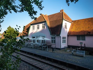 Blick auf den Worpsweder Bahnhof Blick auf den Worpsweder Bahnhof - ein Restaurant in Worpswede an den Gleisen des Moorexpresses
