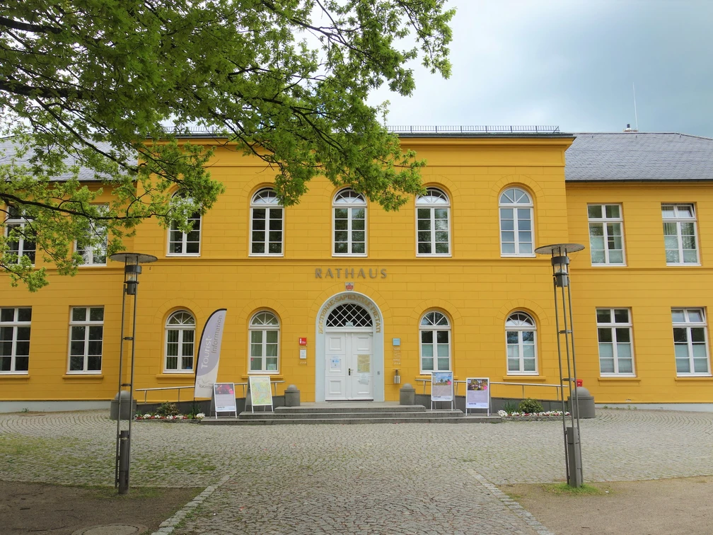 Rathaus Das Rathaus in Ratzeburg ist ein gelbes Gebäude mit weißen Fenstern und Tür. Davor ist ein Platz mit Gehwegen