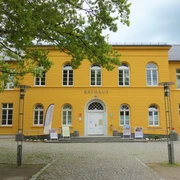 Rathaus Das Rathaus in Ratzeburg ist ein gelbes Gebäude mit weißen Fenstern und Tür. Davor ist ein Platz mit Gehwegen