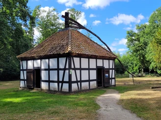 Rossmühle Rahden Weiß verputzte Fachwerkscheune Rossmühle Rahden mit ziegelgedecktem Dach mitten im Grünen.