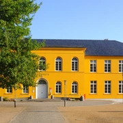 Rathaus Ratzeburg mit Tourist-Information und Standesamt.jpg Vor dem Rathaus gibt es einen Platz mit einem Baum. Unter dem Baum stehen Sitzbänke