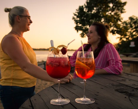 Beachlounge Geesthacht am Abend mit Elbblick