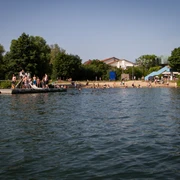 Badesetelle am Aqua Siwa - Küchensee, Jens Butz vewrwenden ok.jpg Badestelle Kurpark Aqua Siwa mit Strand, vielen Badegästen und einer Plattform im Wasser mit Rutsche