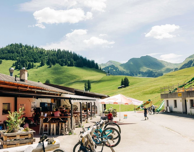 Hôtel de Montagne Wiriehorn vue extérieure été Berghotel Wiriehorn Aussenansicht SommerMountain Hotel Wiriehorn exterior view summerHôtel de Montagne Wiriehorn vue extérieure été