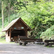 Grillplatz mit Schutzhütte