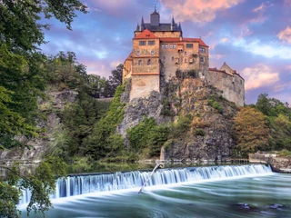 Burg Kriebstein mit Fluss Burg Kriebstein auf einem Felsenberg mit Wasserfall