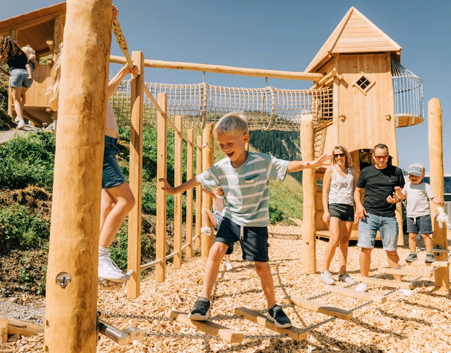 Auf dem Abenteuerspielplatz ist Geschicklichkeit gefragt Auf dem Abenteuerspielplatz ist Geschicklichkeit gefragtSkill is needed at the adventure playgroundLe terrain de jeux d'aventure demande de l'adresse