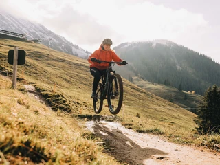 Find the ideal line in the terrain Finde auf dem Mountainbike die Ideallinie im GeländeFind the ideal line on the mountain bike in the terrainTrouve la ligne idéale en VTT sur le terrain