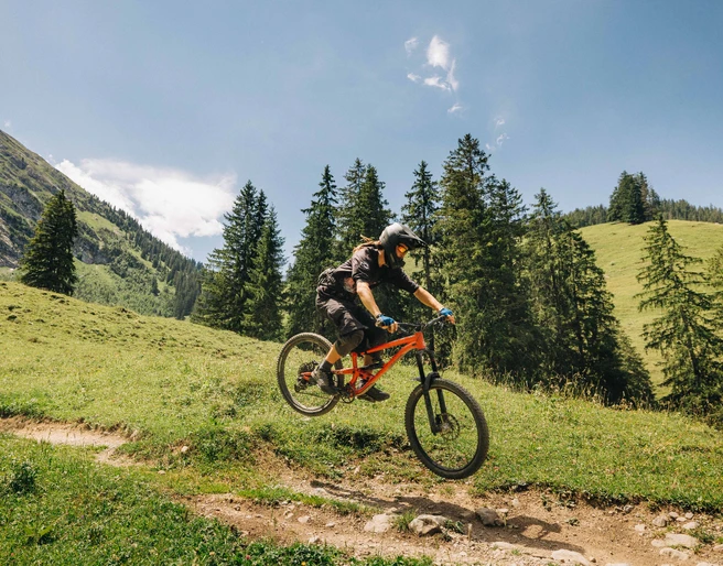 Practising jumping technique at the HOT-TRAIL Bike School Wiriehorn Sprungtechnik üben in der HOT-TRAIL Bikeschule WiriehornPractising jumping technique at the HOT-TRAIL Bike School WiriehornExercer sa technique de saut à l'école de vélo HOT-TRAIL de Wiriehorn