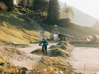 HOT-TRAIL Bike School: Practice on the Pumptrack HOT-TRAIL Bikeschule: Üben im PumptrackHOT-TRAIL Bike School: Practice on the PumptrackHOT-TRAIL Bikeschule: Üben im Pumptrack