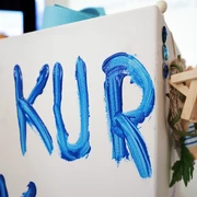 KURtag 2021 KURtag 2021 - weiße Stele mit dem Wort Kur in blau