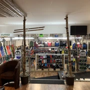 Shopping im Goms Entdecke im Goms vielfältige Einkaufsmöglichkeiten – von Sportausrüstung bis zu regionalen Spezialitäten.Discover diverse shopping opportunities in Goms – from sports gear to regional specialties.Découvrez les possibilités de shopping variées dans le Goms – de l’équipement sportif aux spécialités régionales.