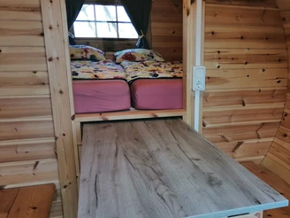 Einblick in das gemütlich eingerichtete Campingfass auf dem Milchschafhof Brünjes